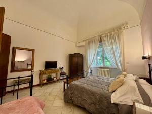 TV a/nebo společenská místnost v ubytování Aedes B&B Il Giardino dei Sogni