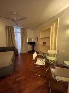 een woonkamer met een glazen tafel en een bank bij AnNì apartment Chiaia in Napels +18 foto's