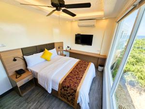 Postel nebo postele na pokoji v ubytování Serenity Beach Hotel