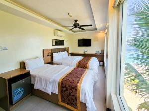 Postel nebo postele na pokoji v ubytování Serenity Beach Hotel