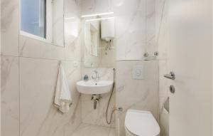 Kúpeľňa v ubytovaní 2 Bedroom Pet Friendly Home In Zestilac