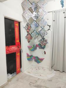 una habitación con una pared cubierta de pegatinas en Simple life homestay, en Melaka