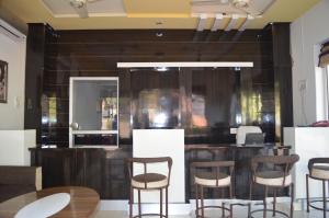 Area lounge atau bar di Hotel Goverdhan Tourist Complex