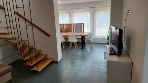 un salon avec une table à manger et une télévision dans l'établissement Búzavirág Ház, à Siófok
