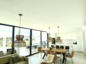 a living room and kitchen with a table and chairs at higuerón Aqualis in Torremuelle