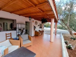 a covered patio with chairs and a table at Villa Margarita in Santa Lucía