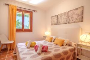 En eller flere senge i et værelse på La Caseta Almadrava + 21 billeder
