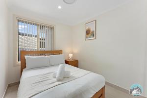 Ένα ή περισσότερα κρεβάτια σε δωμάτιο στο Comfortable 4-Bed House in Fairfield with Parking