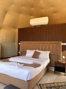 Postel nebo postele na pokoji v ubytování Desert Boulevard Camp