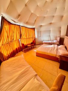 Postel nebo postele na pokoji v ubytování Desert Boulevard Camp