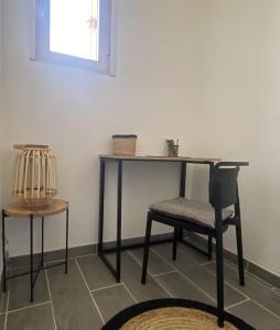 La plage Wifi Climatisation Terrasse Parking Proche mer et commerces في فالراس بلاج: طاولة وكرسي في غرفة بها طاولة