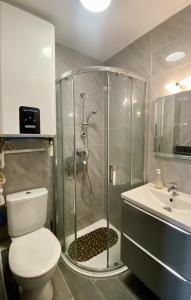 La plage Wifi Climatisation Terrasse Parking Proche mer et commerces في فالراس بلاج: حمام مع دش ومرحاض ومغسلة