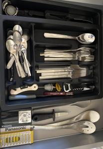 La plage Wifi Climatisation Terrasse Parking Proche mer et commerces في فالراس بلاج: درج مليء بأدوات الطبخ في حاوية +14 صورة