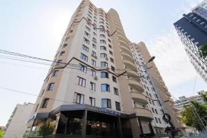 キシナウにあるTolstoi in Chisinau close to Stefan Cel Mareの看板の付いた背の高い白い建物