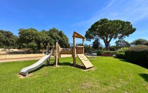 une aire de jeux avec un toboggan dans un parc dans l'établissement Appartement Salduccio Piscine tennis mini golf LUMIO, à Lumio