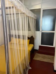 Rúm í herbergi á Hari Hari Hostel