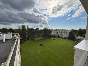 vista su un cortile verdeggiante in un edificio di Résidence Hermitage 6 pers avec parking a Le Touquet-Paris-Plage