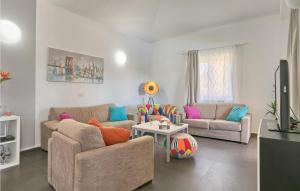 un salon avec deux canapés et une table dans l'établissement Pet Friendly Home In Naselje Muzini, à Tomišići