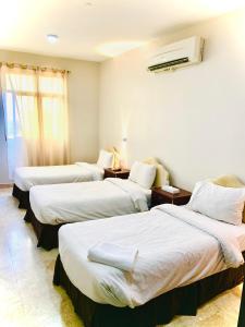 Postel nebo postele na pokoji v ubytování Al Reef Hotel Suits