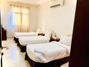Ένα ή περισσότερα κρεβάτια σε δωμάτιο στο Al Reef Hotel Suits