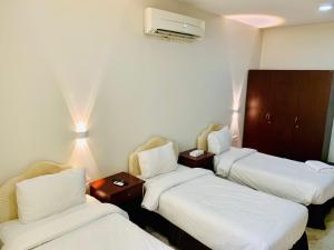 Ένα ή περισσότερα κρεβάτια σε δωμάτιο στο Al Reef Hotel Suits