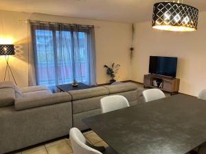 TV a/nebo společenská místnost v ubytování Full Sun Lodge