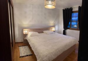 Postel nebo postele na pokoji v ubytování Full Sun Lodge