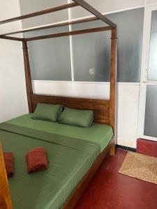 Rúm í herbergi á Hari Hari Hostel