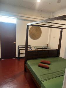 Rúm í herbergi á Hari Hari Hostel