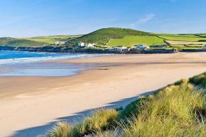Blick auf einen Strand mit Häusern und das Meer in der Unterkunft Braunton Breaks - North Beach Cottage in Braunton