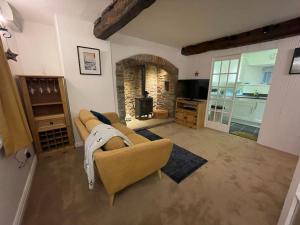ein Wohnzimmer mit Couch und Kamin in der Unterkunft Braunton Breaks - North Beach Cottage in Braunton