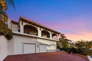 una grande casa bianca con garage di # Marbella Lane - Home with Ocean & Golf Course Views a San Clemente