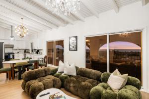 un soggiorno con divano e sala da pranzo di # Marbella Lane - Home with Ocean & Golf Course Views a San Clemente