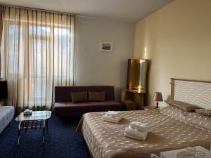 Ένα ή περισσότερα κρεβάτια σε δωμάτιο στο GreenWood Hotel +145 φωτογραφίες