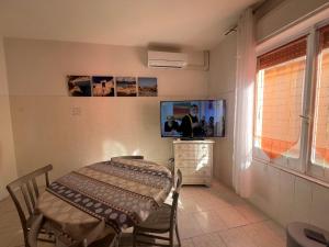 Μια τηλεόραση ή/και κέντρο ψυχαγωγίας στο Casa Rosa di Maria Gabriella San Vito a 30 Km da Villasimius