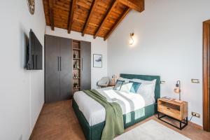 a bedroom with a bed and a television in it at Green Hill Maranello, Vista e Relax in Montagnana