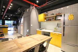Kuchyň nebo kuchyňský kout v ubytování Taipei Sunny Hostel