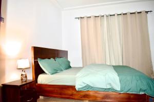 Una cama o camas en una habitación de Tree House Hostel