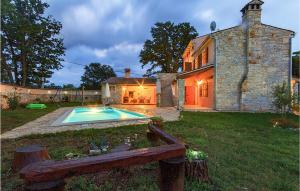 Bazén v ubytovaní Holiday Home Boduleri Cr alebo v jeho blízkosti