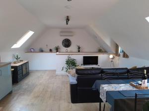 a living room with a couch and a tv at The nest in Spézet