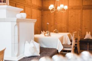 Reštaurácia alebo iné gastronomické zariadenie v ubytovaní Hotel Klausnerhof