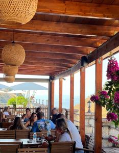Restaurace v ubytování Karos Hotel Llaman