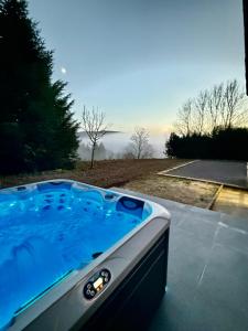 einen Whirlpool mit Blick auf das Meer in der Unterkunft chalet la forgerie Piscine Jacuzzi Cinéma in La Forge