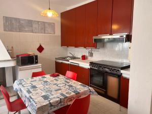 A kitchen or kitchenette at Casa Viola di Maria Gabriella, San Vito a 25 minuti da Costa Rey e Villasimius