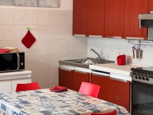 A kitchen or kitchenette at Casa Viola di Maria Gabriella, San Vito a 25 minuti da Costa Rey e Villasimius