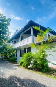 Casa blanca con techo azul en Berg House Unawatuna, en Galle 29 fotos más