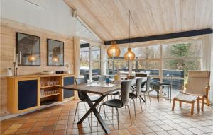 una cucina e una sala da pranzo con tavolo e sedie di Cozy Home In Ålbæk With Kitchen ad Ålbæk