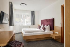 pokój hotelowy z łóżkiem i oknem w obiekcie Sun Alpin w mieście Ischgl