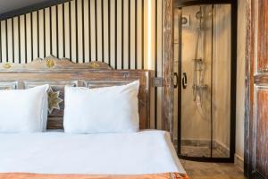 Postel nebo postele na pokoji v ubytování Wonder Wood Hotel