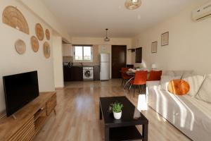 TV a/nebo společenská místnost v ubytování Nissi 3 C14 Sea View Top Floor Apartment